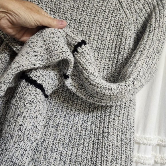 Like new, sweater ✨️ Size small - Picture 2 of 11